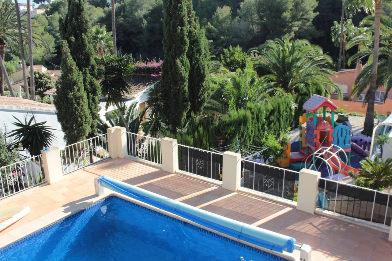 Pool und Spielplatz von oben