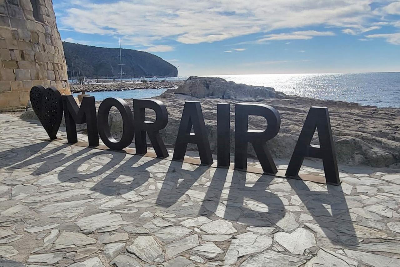 Moraira-Schriftzug vor dem Meer