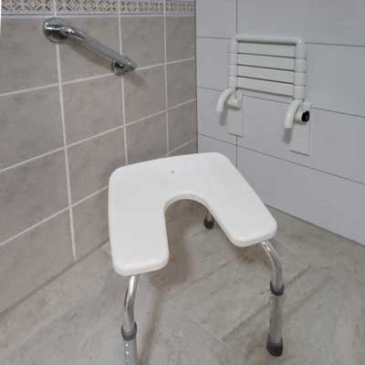 Dusche mit Klappsitz und Hocker
