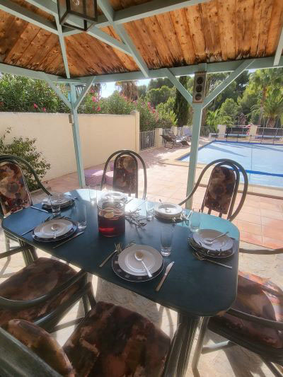 Esstisch am Pool
