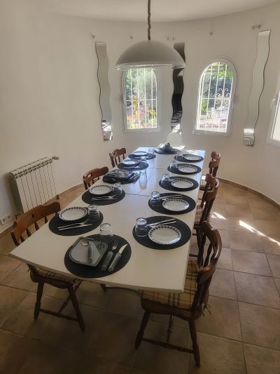 Esstisch und Geschirr